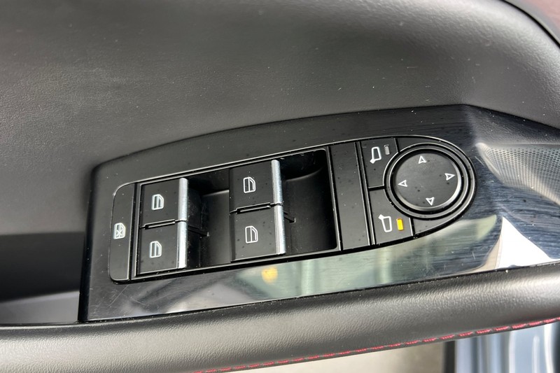 Mazda Mazda3 Sedan Vehicle Full-screen Gallery Image 11