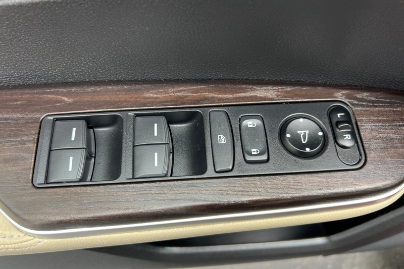 Honda Clarity Plug-In Hybrid Vehicle Full-screen Gallery Image 11