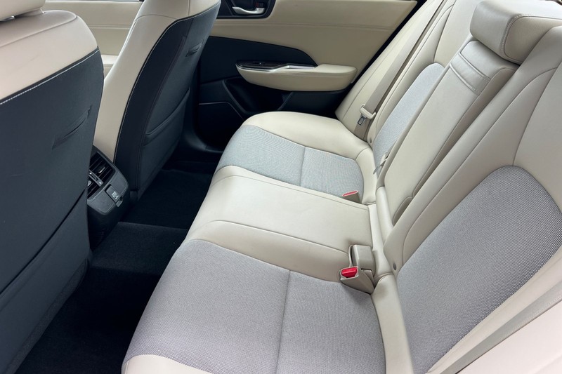 Honda Clarity Plug-In Hybrid Vehicle Full-screen Gallery Image 12