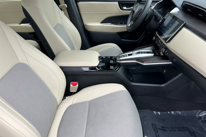 Honda Clarity Plug-In Hybrid Vehicle Full-screen Gallery Image 15