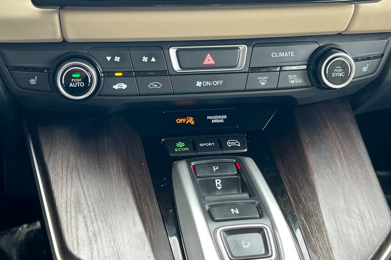 Honda Clarity Plug-In Hybrid Vehicle Full-screen Gallery Image 19