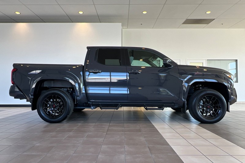 Toyota Tacoma 4WD Vehicle Full-screen Gallery Image 03