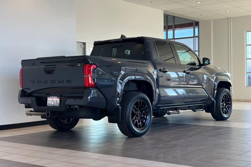 Toyota Tacoma 4WD Vehicle Full-screen Gallery Image 04