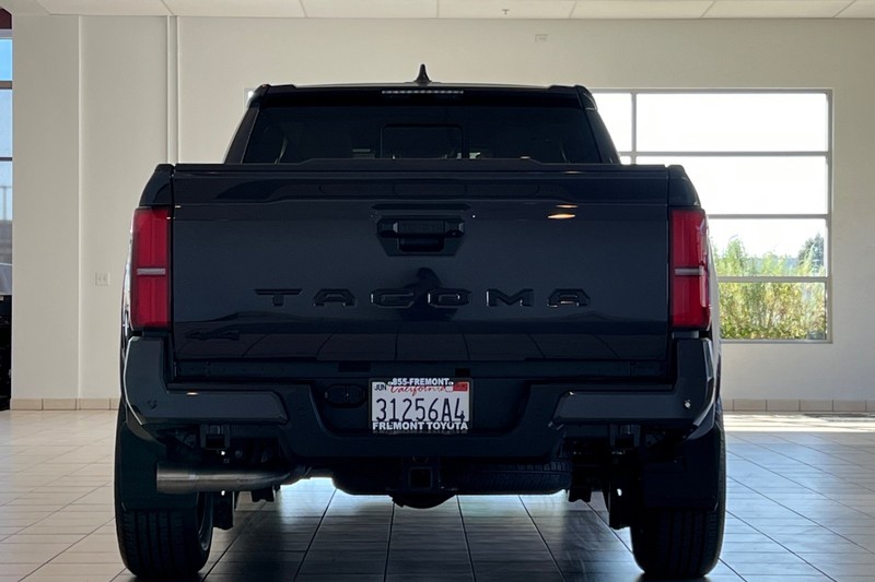 Toyota Tacoma 4WD Vehicle Full-screen Gallery Image 05