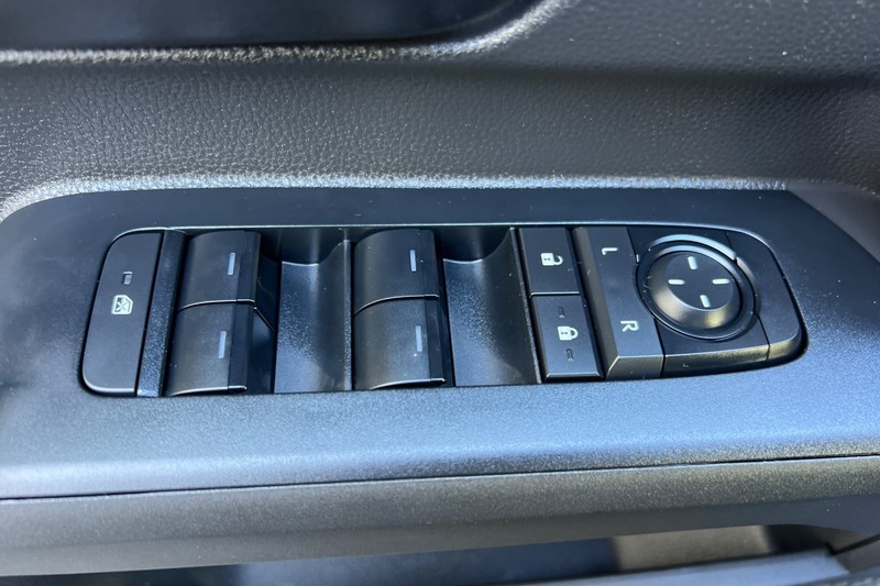 Toyota Tacoma 4WD Vehicle Full-screen Gallery Image 11