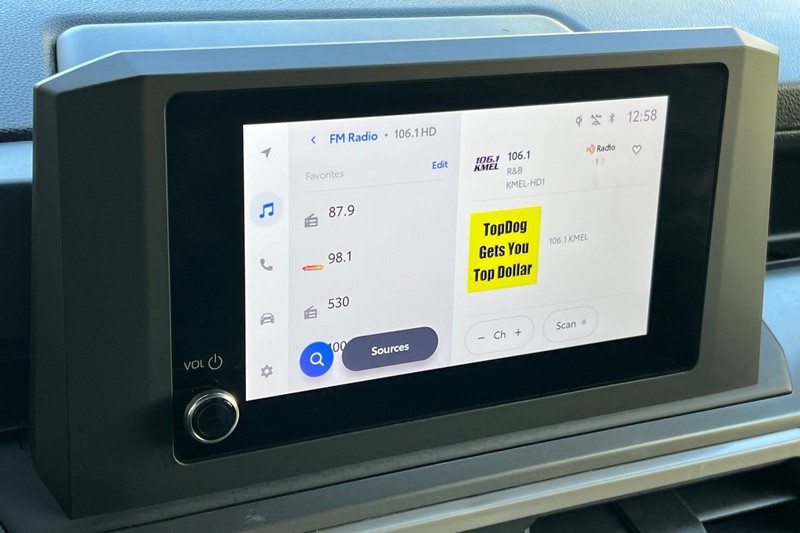 Toyota Tacoma 4WD Vehicle Full-screen Gallery Image 17