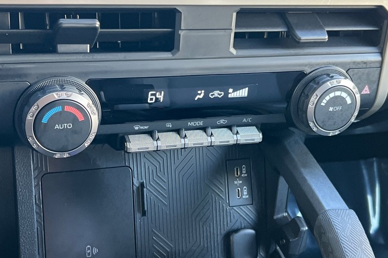 Toyota Tacoma 4WD Vehicle Full-screen Gallery Image 19