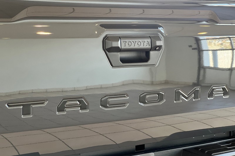 Toyota Tacoma 4WD Vehicle Full-screen Gallery Image 26