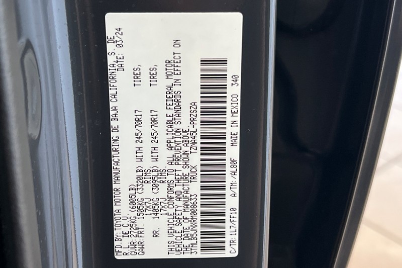 Toyota Tacoma 4WD Vehicle Full-screen Gallery Image 28