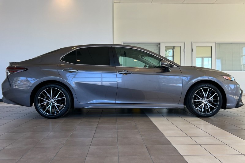 Toyota Camry Vehicle Full-screen Gallery Image 03