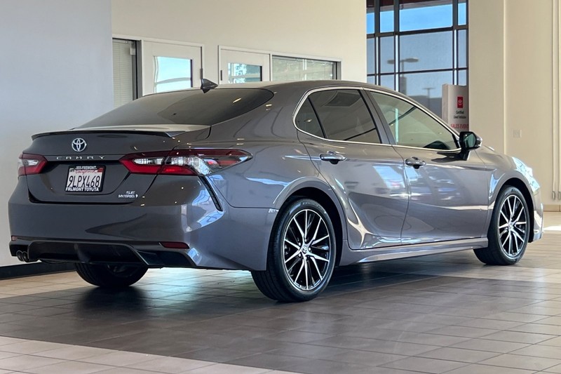 Toyota Camry Vehicle Full-screen Gallery Image 04