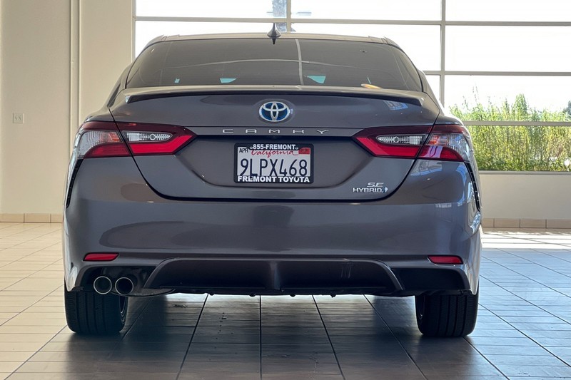 Toyota Camry Vehicle Full-screen Gallery Image 05