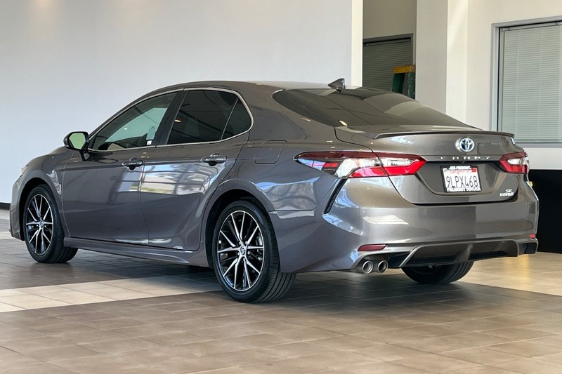 Toyota Camry Vehicle Full-screen Gallery Image 06