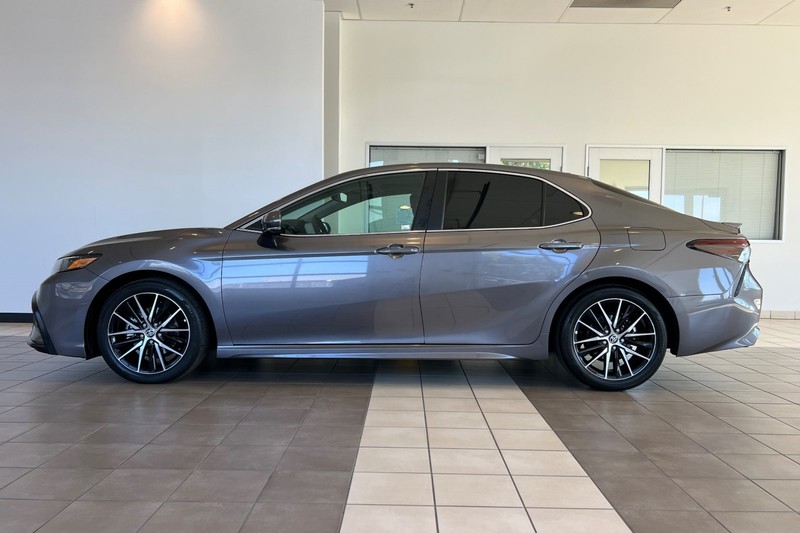 Toyota Camry Vehicle Full-screen Gallery Image 07