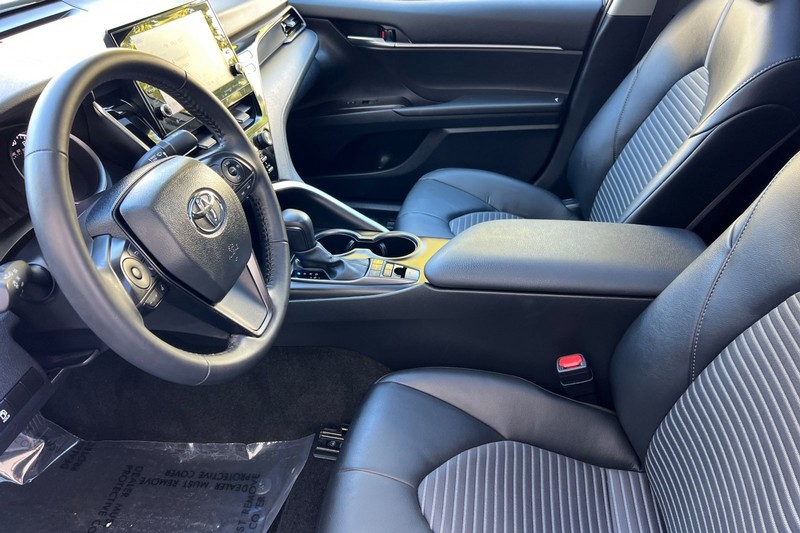 Toyota Camry Vehicle Full-screen Gallery Image 10