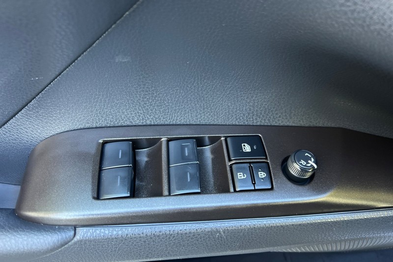 Toyota Camry Vehicle Full-screen Gallery Image 11