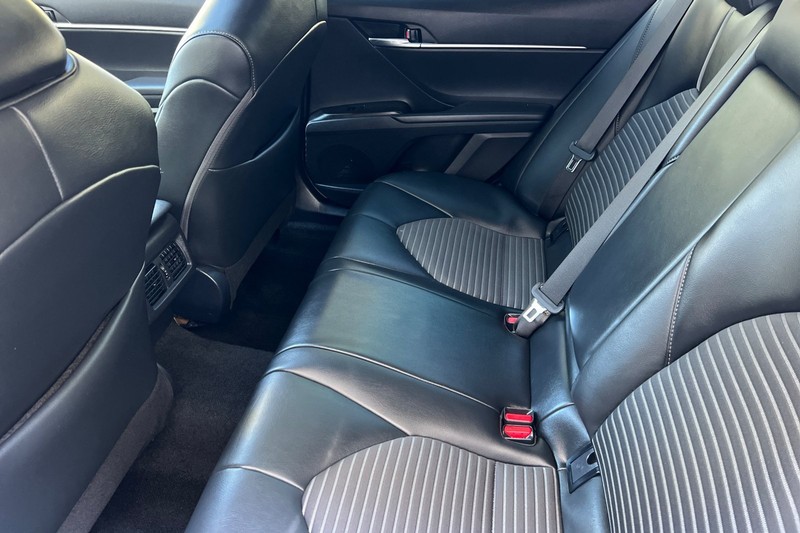 Toyota Camry Vehicle Full-screen Gallery Image 12