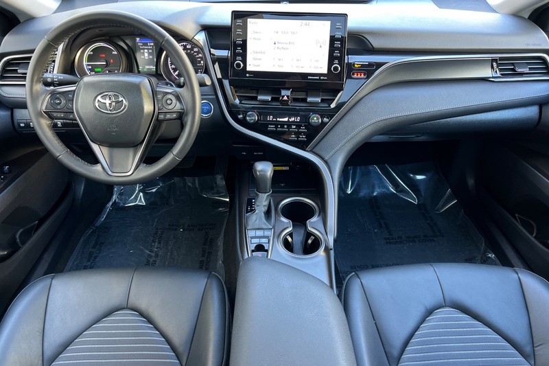 Toyota Camry Vehicle Full-screen Gallery Image 13