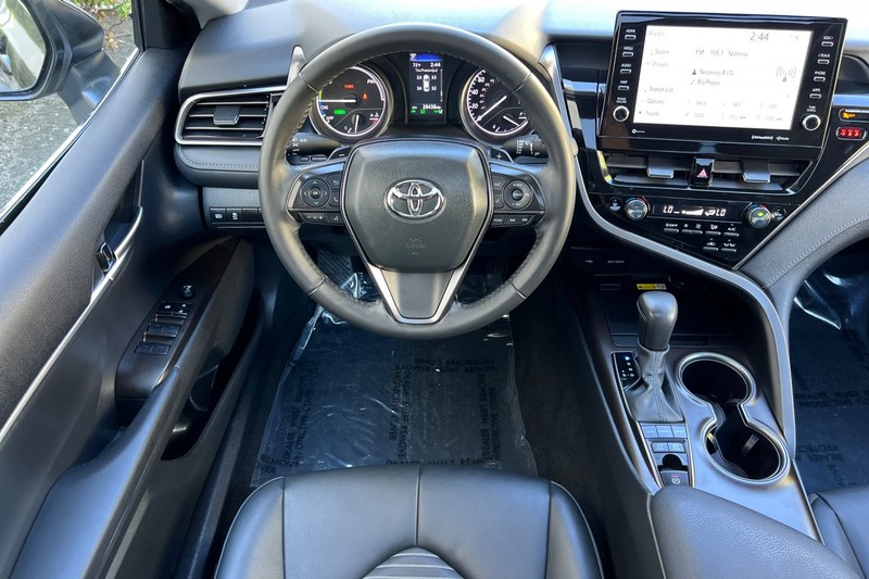 Toyota Camry Vehicle Full-screen Gallery Image 14