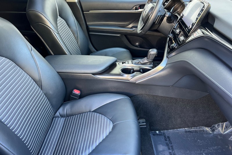 Toyota Camry Vehicle Full-screen Gallery Image 15