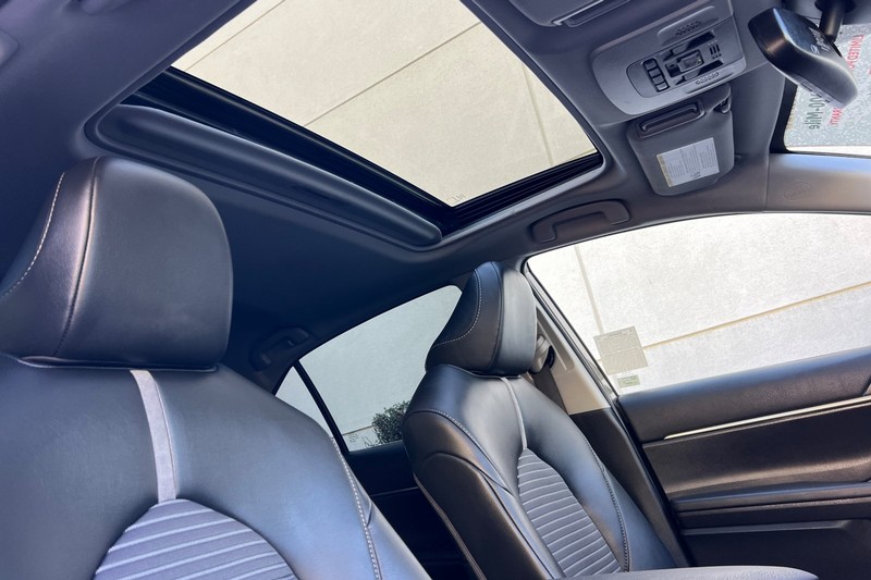 Toyota Camry Vehicle Full-screen Gallery Image 16