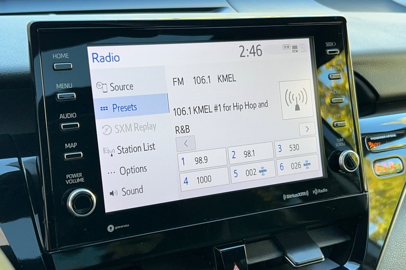 Toyota Camry Vehicle Full-screen Gallery Image 17