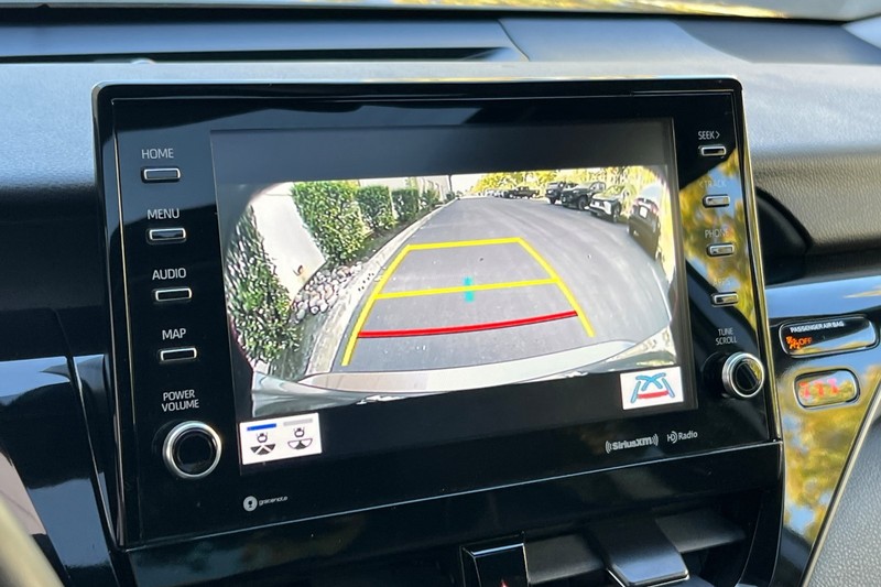 Toyota Camry Vehicle Full-screen Gallery Image 18