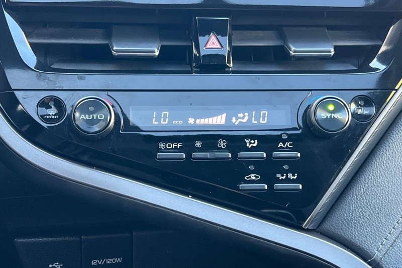 Toyota Camry Vehicle Full-screen Gallery Image 19