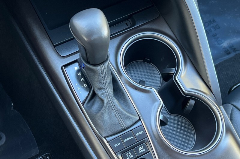 Toyota Camry Vehicle Full-screen Gallery Image 20