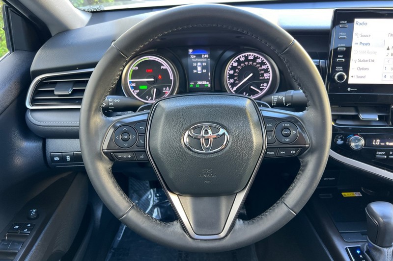 Toyota Camry Vehicle Full-screen Gallery Image 22