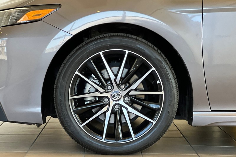 Toyota Camry Vehicle Full-screen Gallery Image 25