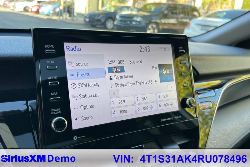 Toyota Camry Vehicle Full-screen Gallery Image 27