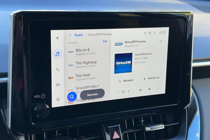 Toyota Corolla Cross Vehicle Full-screen Gallery Image 18