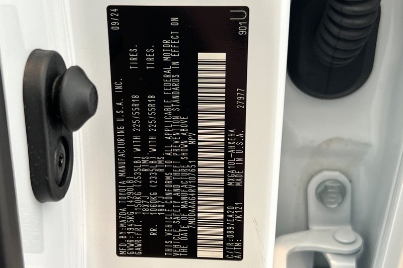 Toyota Corolla Cross Vehicle Full-screen Gallery Image 28