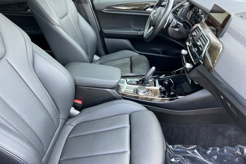 BMW X3 Vehicle Full-screen Gallery Image 16