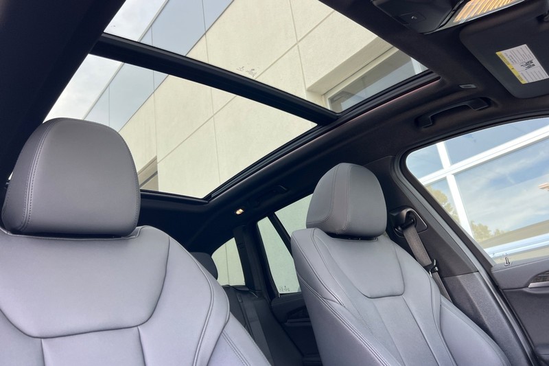 BMW X3 Vehicle Full-screen Gallery Image 17