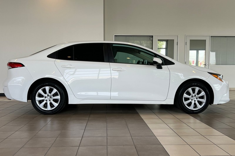 Toyota Corolla Vehicle Full-screen Gallery Image 03