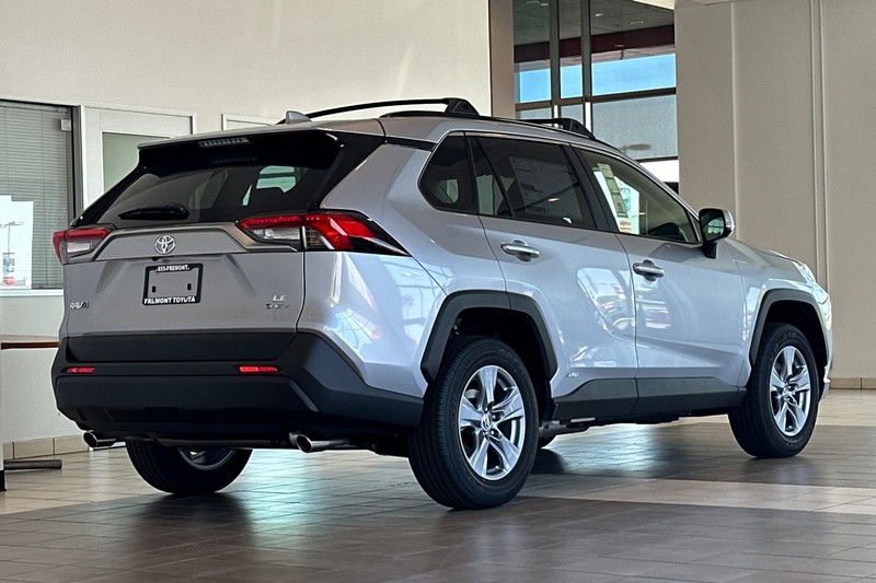 Toyota RAV4 Vehicle Full-screen Gallery Image 05