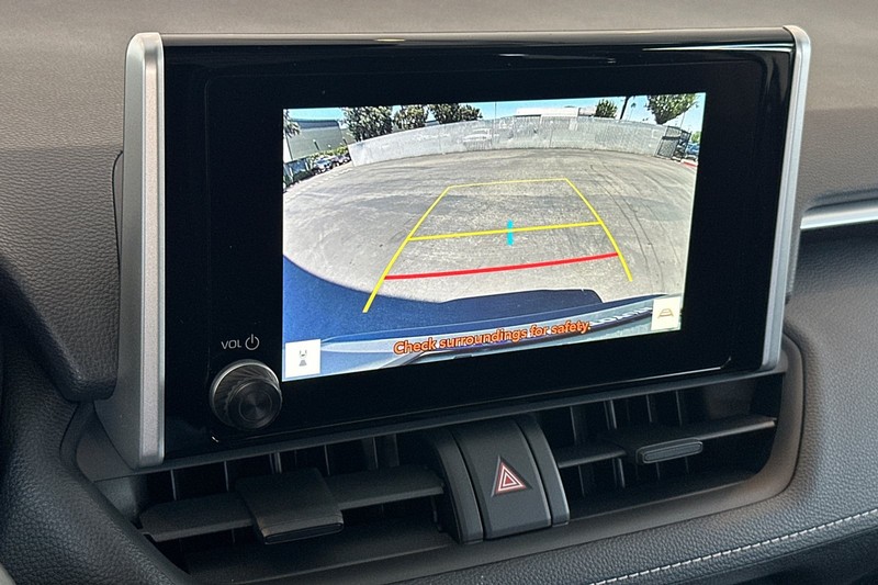 Toyota RAV4 Vehicle Full-screen Gallery Image 17