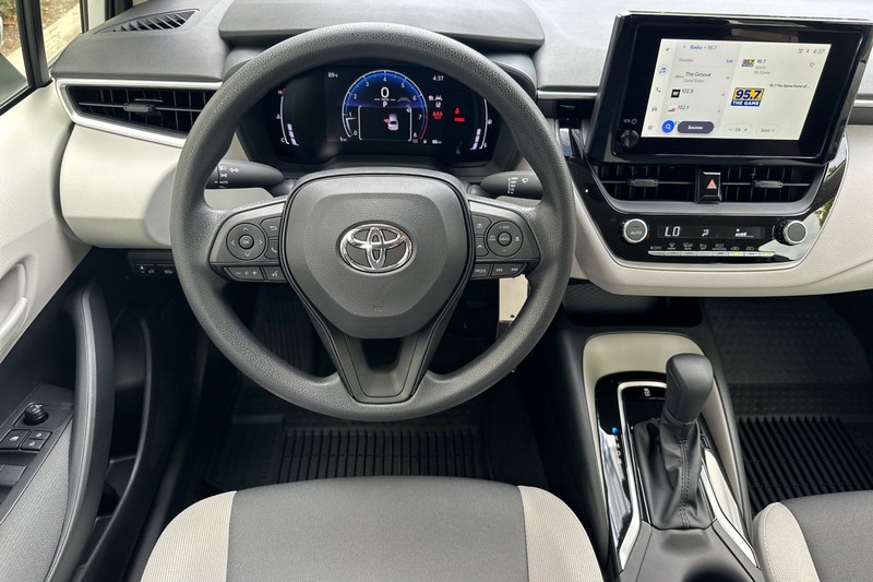 Toyota Corolla Vehicle Full-screen Gallery Image 12