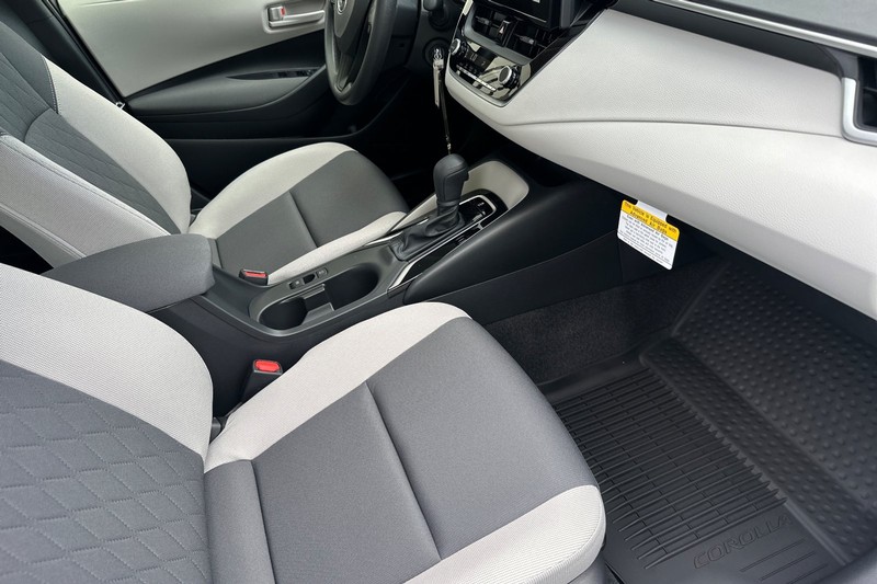 Toyota Corolla Vehicle Full-screen Gallery Image 13