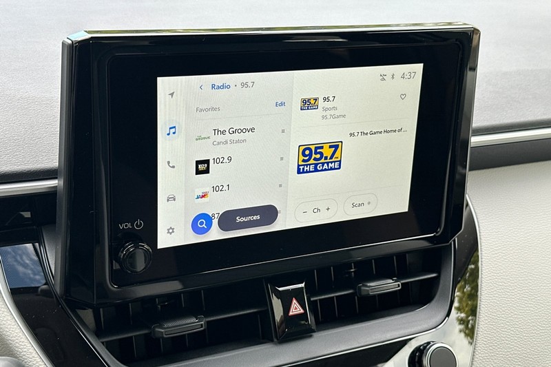 Toyota Corolla Vehicle Full-screen Gallery Image 15