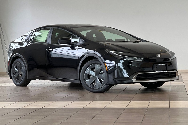 Toyota Prius Plug-In Hybrid Vehicle Full-screen Gallery Image 02