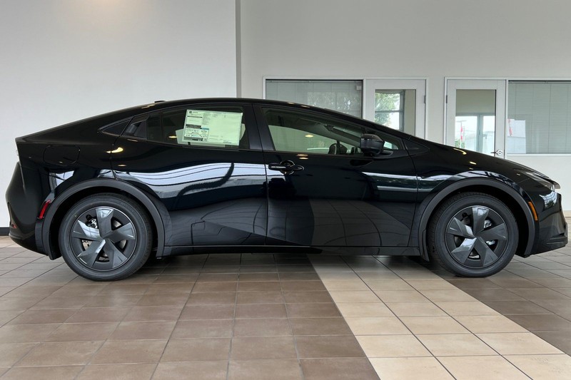 Toyota Prius Plug-In Hybrid Vehicle Full-screen Gallery Image 04