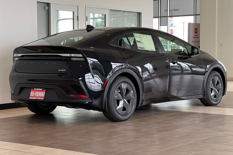 Toyota Prius Plug-In Hybrid Vehicle Full-screen Gallery Image 05
