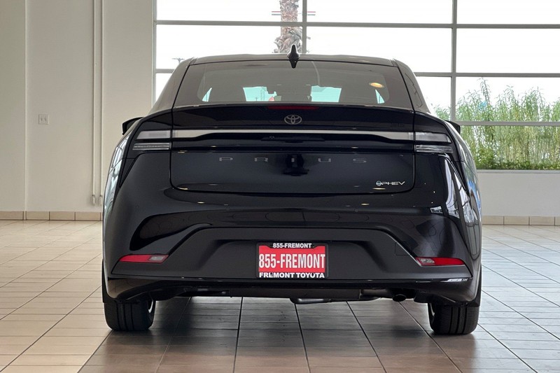 Toyota Prius Plug-In Hybrid Vehicle Full-screen Gallery Image 06