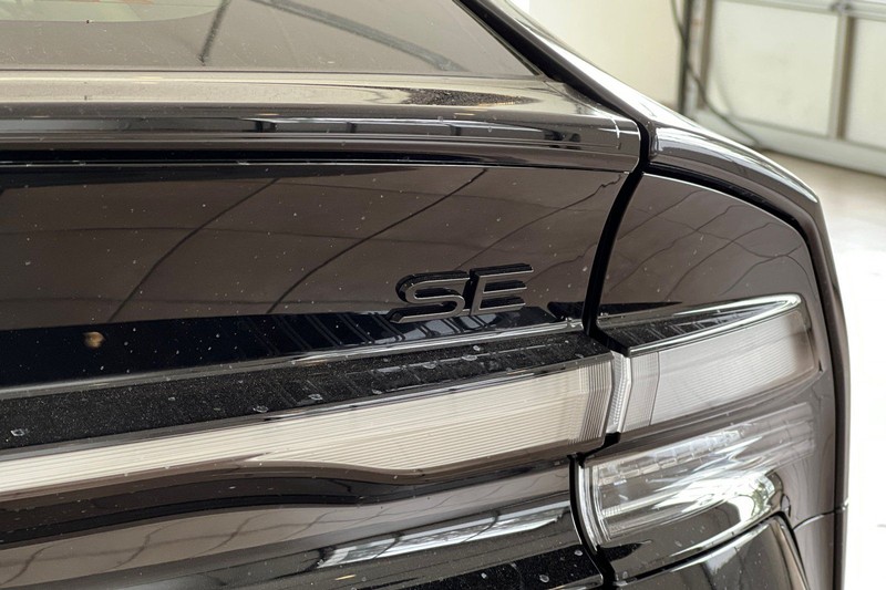 Toyota Prius Plug-In Hybrid Vehicle Full-screen Gallery Image 07