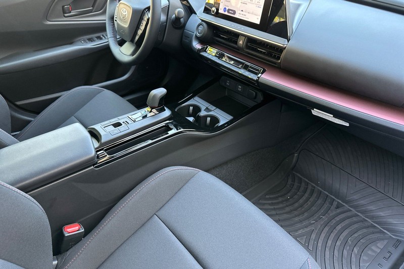 Toyota Prius Plug-In Hybrid Vehicle Full-screen Gallery Image 14