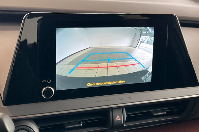 Toyota Prius Plug-In Hybrid Vehicle Full-screen Gallery Image 17