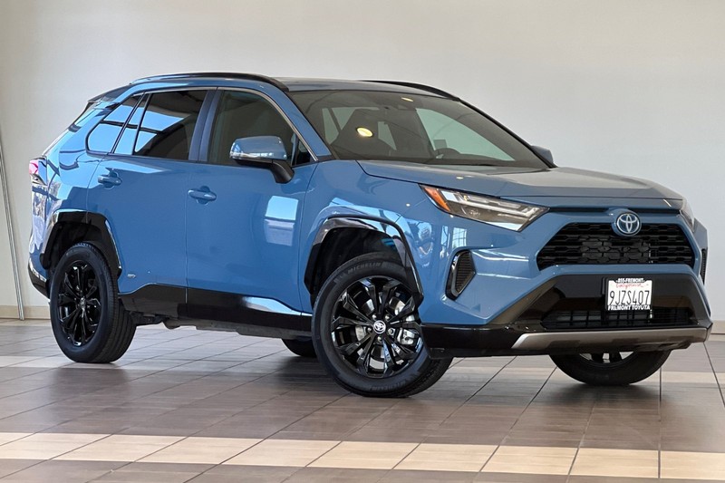 Toyota RAV4 Hybrid Vehicle Full-screen Gallery Image 02